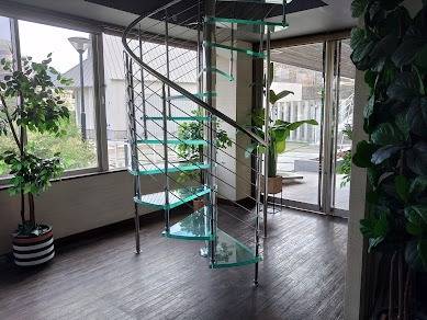 イタリア製のガラスの螺旋階段です。